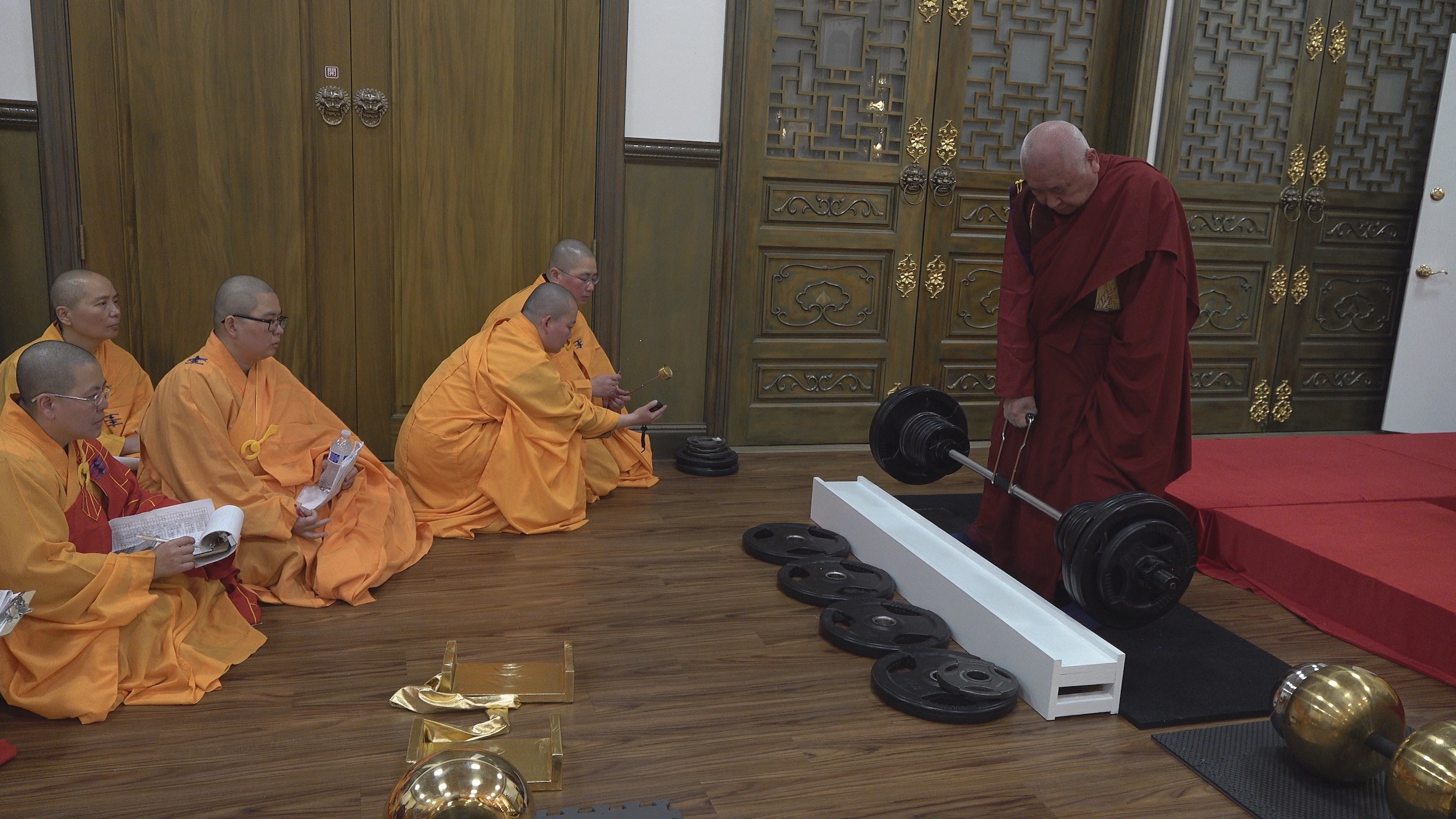 Elderly Holy Guru Kaichu Jiaozun who is almost 90 years old lifted a 200-pound Vajra Pestle from the ground and held it for seven seconds before placing it onto the Platform